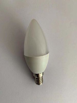 Nostalgici muniti esaminano in controluce le lampadine decorative del LED con il filamento D35*118mm dell'ARCO